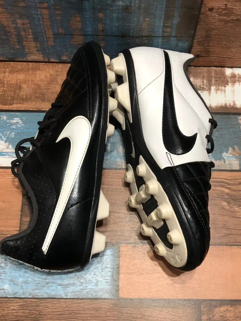Nike Tiempo Soccer Cleats 631286-010 Black-White Youth Boys Size 2Y